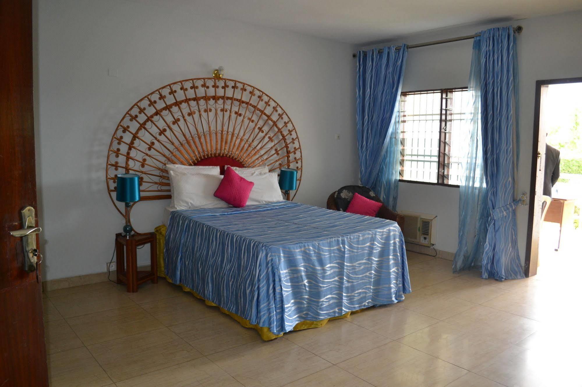 Hotel Azur Yaoundé Extérieur photo