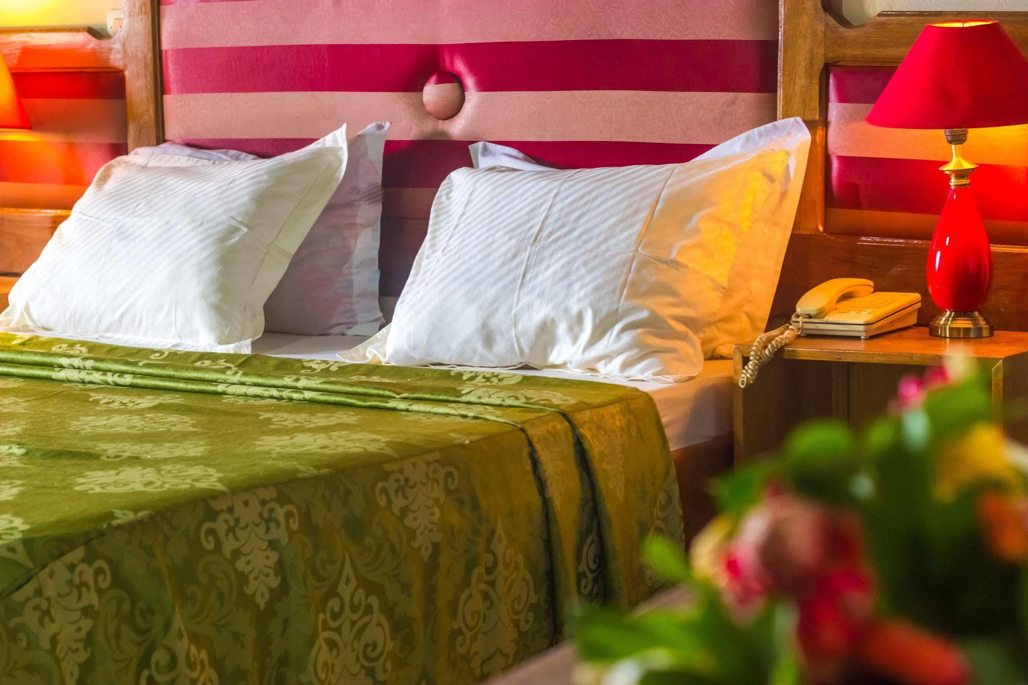 Hotel Azur Yaoundé Extérieur photo